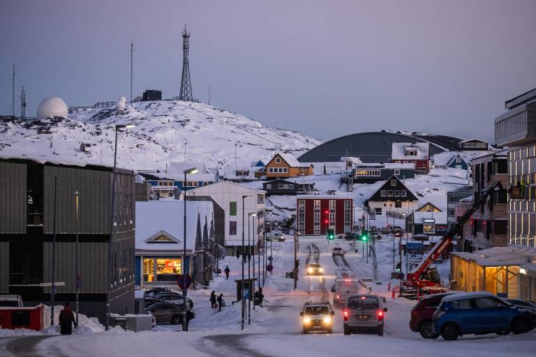 $!Cars drive along a snow covered street in downtown Nuuk, Greenland, on January 20, 2026. (Photo by Jonathan NACKSTRAND / AFP)