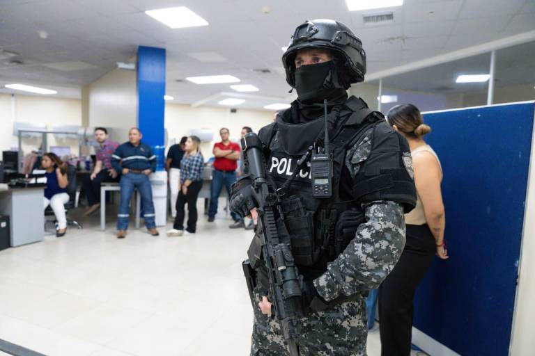 $!Allanamiento en oficinas de CNEL.