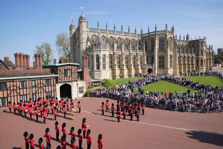 $!Durante el cambio de guardia de Windsor la banda del primer batallón de Coldstream tocó el feliz cumpleaños para festejar a la reina. (Photo by Jonathan Brady / POOL / AFP)
