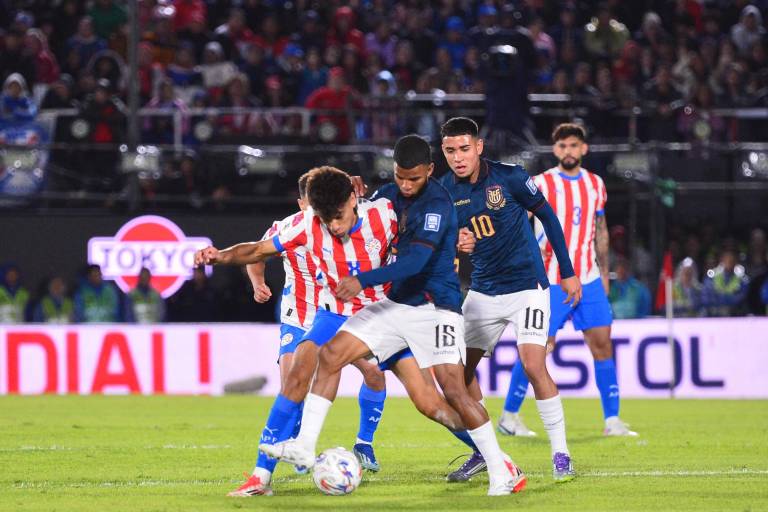 $!El mediocampista de Paraguay, Diego Gómez, el mediocampista de Ecuador, Pedro Vite, y el mediocampista Kendry Páez luchan por el balón.