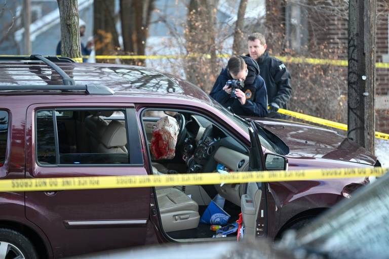 $!Miembros del FBI investigan el auto en el que la mujer fue disparada por agentes del ICE.