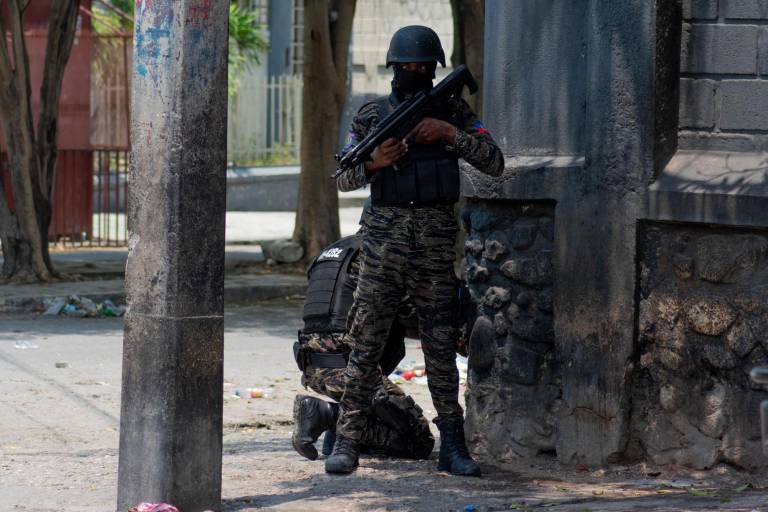 $!Policías haitianos hacen guardia en una esquina en medio de la violencia de pandillas en Puerto Príncipe el 8 de abril de 2024.