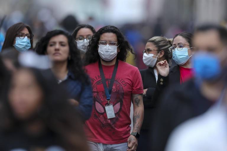 $!Grupos de personas con y sin mascarillas caminan hoy, por las calles de Quito (Ecuador).
