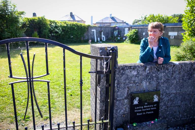 $!La historiadora Catherine Corless posa en el sitio del antiguo Hogar de Madres y Bebés de Santa María.