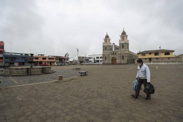 $!Una persona camina el 9 de abril de 2022, por la plaza de Quisapincha (Ecuador), la cual se encuentra practicamente vacía.
