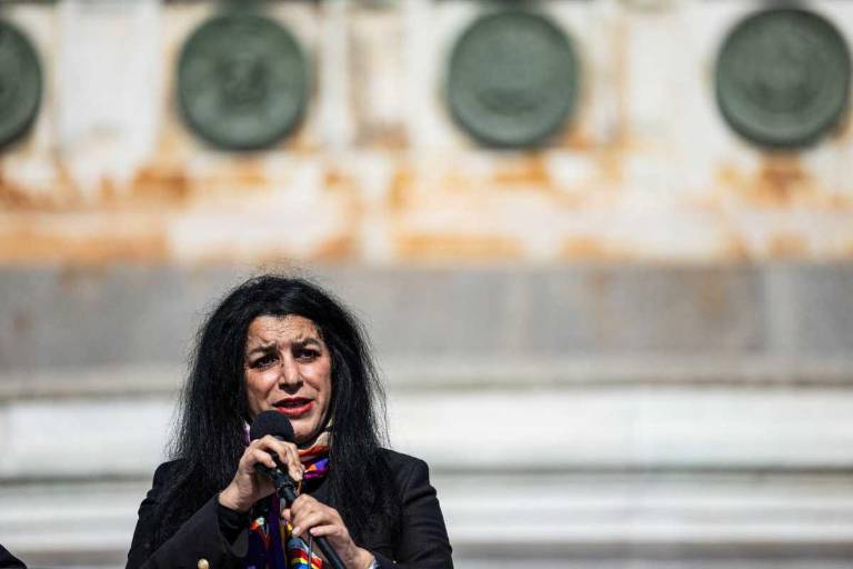 $!La escritora y cineasta convirtió su historia personal en un símbolo internacional de resistencia frente a la opresión.