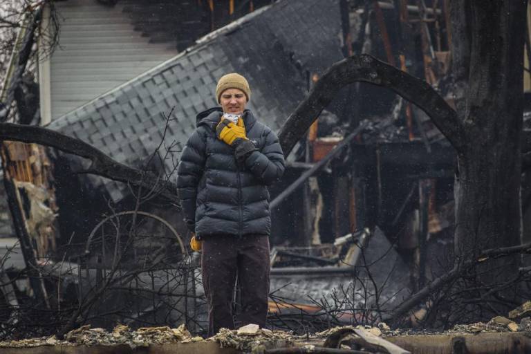 $!Talis Ozols recibe lo que queda de su apartamento en Wildflower Condos el 31 de diciembre de 2021 después del incendio Marshall.