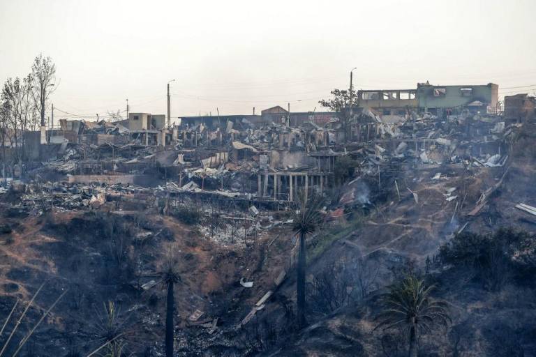 $!Dos fallecidos y 400 viviendas afectadas en Chile por incendio en Viña del Mar