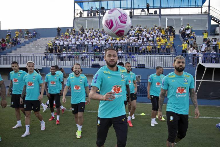 $!Fotografía difundida por la Confederación Brasileña de Fútbol (CBF) de los futbolistas brasileños Neymar (C), Gabriel Barbosa (D) y otros compañeros de equipo.