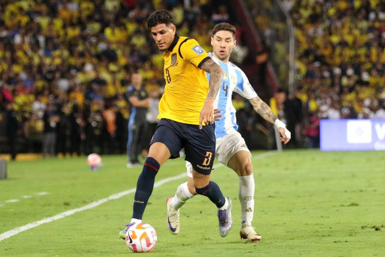 $!Piero Hincapié (i) de Ecuador disputa el balón con Gonzalo Montiel de Argentina.