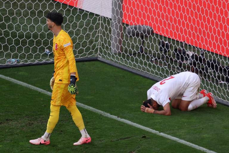 $!La frustración de Mehmet Zeki, agarrándose la cabeza ante el autogol de Samet Akaydin.