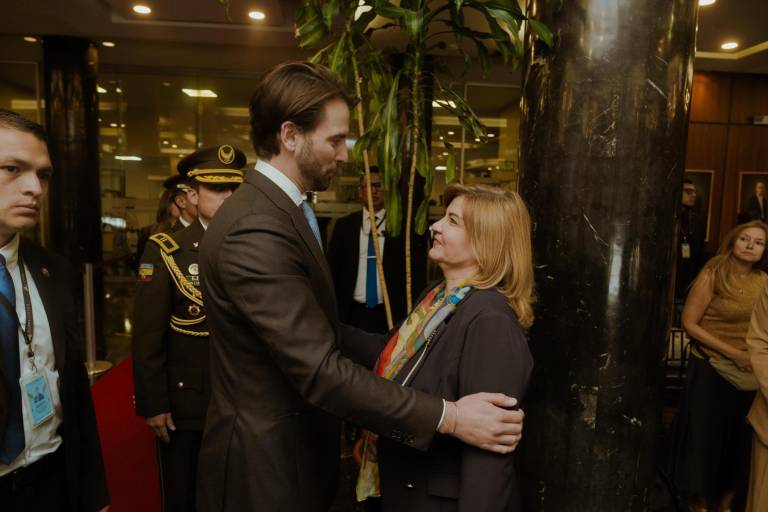 $!Olsen saluda a la embajadora de la Unión Europea, Jekaterina Dorodnova.