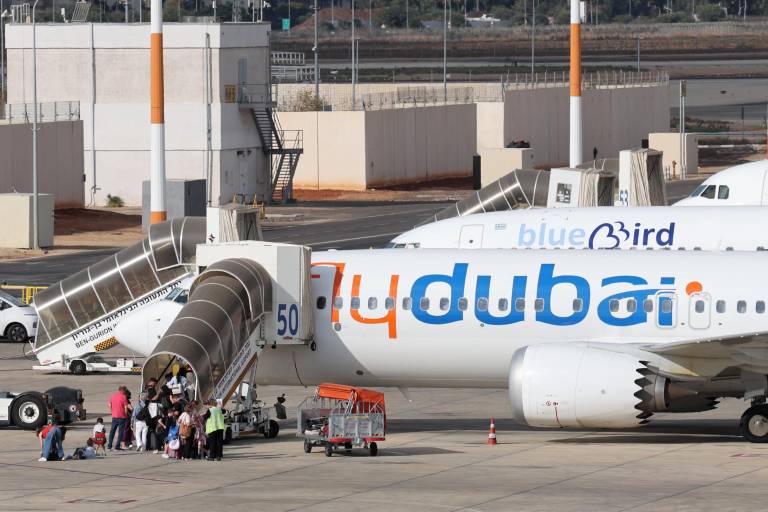 $!Pasajeros desembarcan de un vuelo de Flydubai en el Aeropuerto Internacional Ben Gurión, cerca de Tel Aviv (Israel).