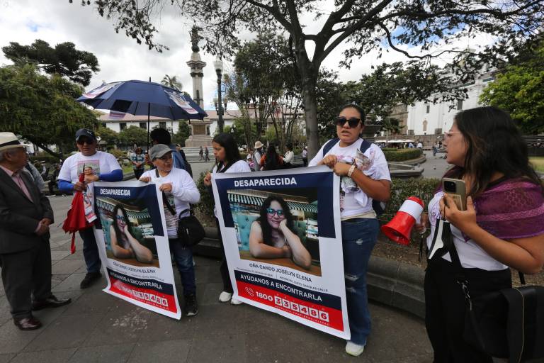 $!Familiares de Joselyn Oña durante un plantón en Quito.