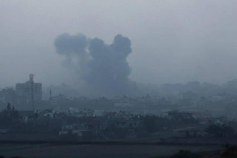 $!El humo se eleva sobre Beit Hanon, en la parte norte de la Franja de Gaza, como resultado de un ataque aéreo israelí, 3 de noviembre de 2023.