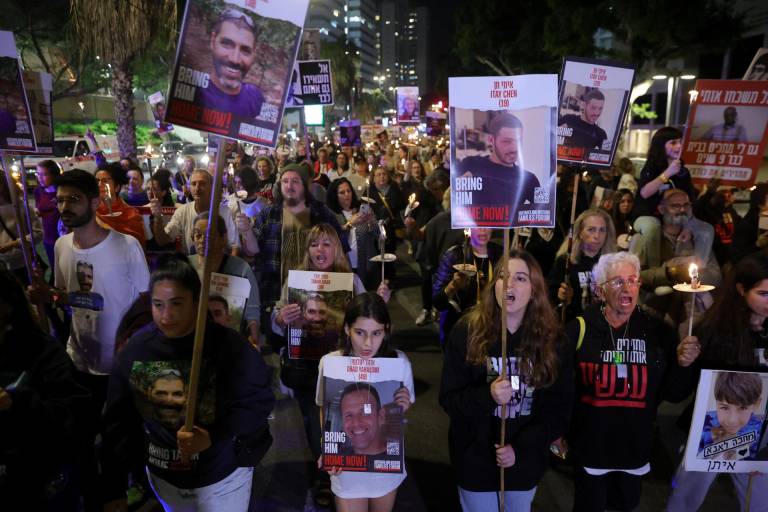 $!Manifestantes que portan velas y fotografías de rehenes israelíes retenidos por Hamas en Gaza piden su liberación mientras marchan alrededor de la base militar de Kirya en Tel Aviv, Israel, el 7 de diciembre de 2023.