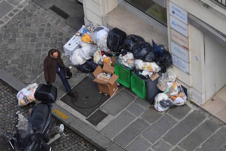 $!Hombre caminando cerca de basura amontonada