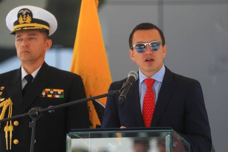 $!El presidente de Ecuador, Daniel Noboa Azin, pronuncia un discurso durante una entrega equipamiento a agentes de policía el 18 de marzo, en la Plataforma de la Policía, en Quito.