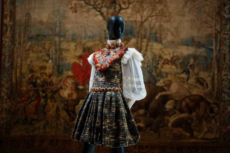 $!Esta fotografía muestra un vestido creado por Karl Lagerfeld para la casa de moda Chanel de la colección París-Edimburgo 2012-2013, que se exhibe en la exposición Louvre Couture, Art and fashion: statement pieces en el Museo del Louvre en París el 23 de enero de 2025.