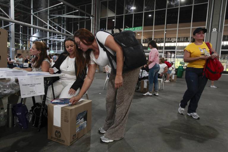 $!Personas votan durante la jornada electoral este domingo en Medellín (Colombia).