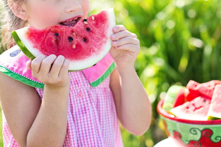 $!Durante vacaciones los niños pueden consumir snacks saludables como la fruta.
