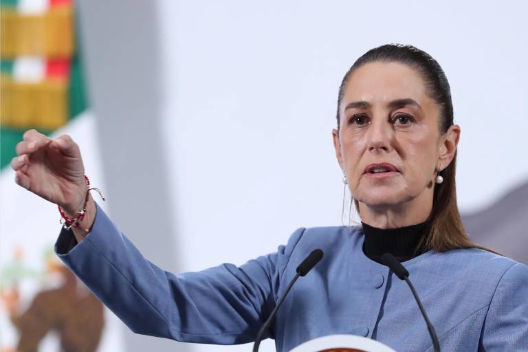$!La presidenta de México, Claudia Sheinbaum, participa durante una rueda de prensa este lunes en Palacio Nacional de la Ciudad de México.