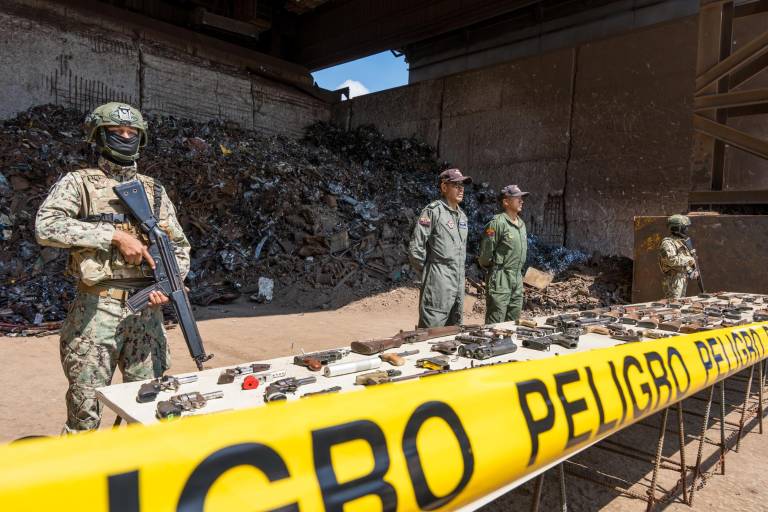 $!Integrantes de las Fuerzas Armadas ecuatorianas participan en el operativo de destrucción de armas y municiones.