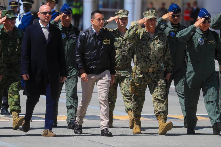 $!El presidente de Ecuador, Daniel Noboa (c), acompañado por el ministro de Defensa ecuatoriano, Giancarlo Loffredo Rendón (2i), y varios mandos militares, participa en la ceremonia de recepción de un avión Hércules C-130.