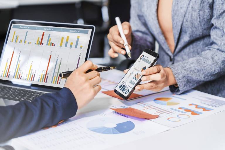 $!Dos mujeres profesionales analizan informes y tendencias del mercado.