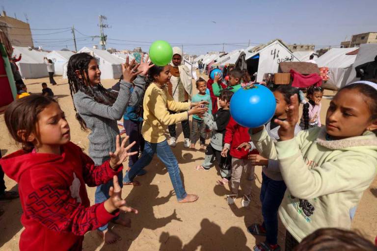 $!Niños jugando y participando en actividades organizadas en un campamento para palestinos desplazados en Rafah.