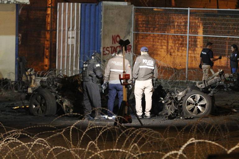 $!Fotografía que muestra los restos del vehículo que estalló a las afueras de la Cárcel Regional, en Guayaquil.