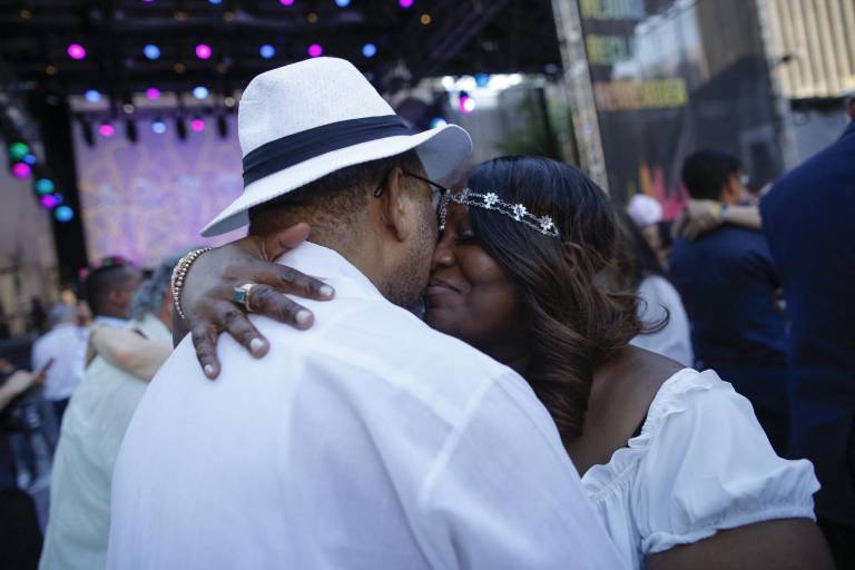 $!Una pareja se abraza durante una boda masiva para parejas realizada en Nueva York.