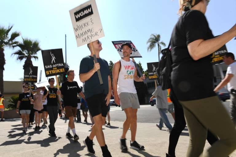$!Miembros del Sindicato de Escritores de Estados Unidos y del Sindicato de Actores se manifiestan frente a los estudios Paramount, en Los Ángeles, California.