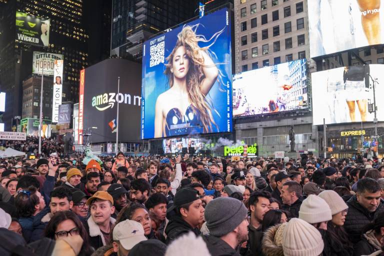 $!Personas se reunieron para ver la presentación gratuita que ofreció la cantante colombiana Shakira en Times Square, Nueva York (EE.UU.).