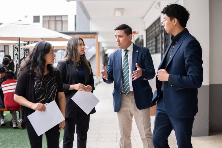 $!Estudiantes universitarios recorren las instalaciones junto a un tutor.