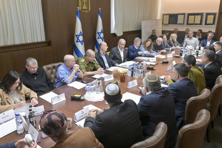 $!La Oficina del primer ministro israelí, Benjamín Netanyahu (c), durante la reunión en la que se aprobó el alto al fuego vigente en la franja de Gaza.