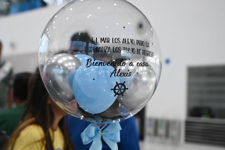 $!Arribo al Aeropuerto Internacional Eloy Alfaro de Manta de los 18 pescadores manabitas de Don Maca.