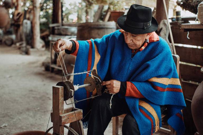 $!En la Casa Museo de la Makana, ubicada en Gualaceo, se pueden ver los antiguos artefactos con los que se hilaba la lana, tal como lo hace Don José Jiménez en esta foto.