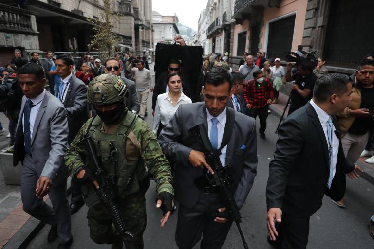 $!La vicepresidenta de Ecuador, Verónica Abad, llega a la sede de la Vicepresidencia de Ecuador, este viernes en Quito.