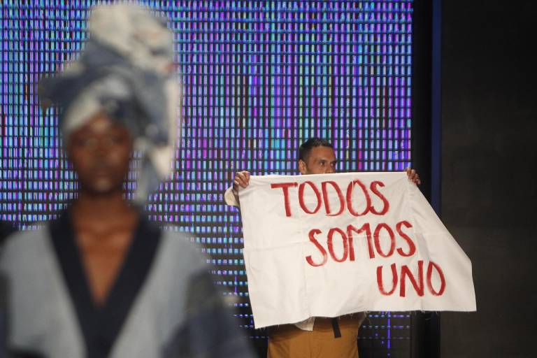 $!El diseñador venezolano Alejandro Crocker muestra un cartel durante su pasarela Loco Afán, la primera en Latinoamérica con prendas 100% remanufacturadas.