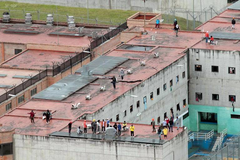 $!Cuenca 8 de enero 2024. Exteriores del centro penitenciario Turi, en Cuencam, cuando se reportó un amotinamiento. API / API