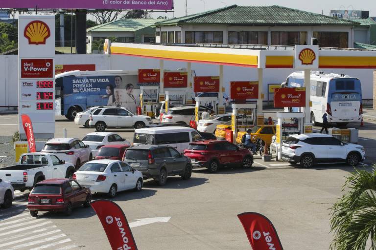 $!El alza del precio de los combustibles y alertas por desabastecimiento provocaron filas en varias estaciones de servicio en Ecuador.