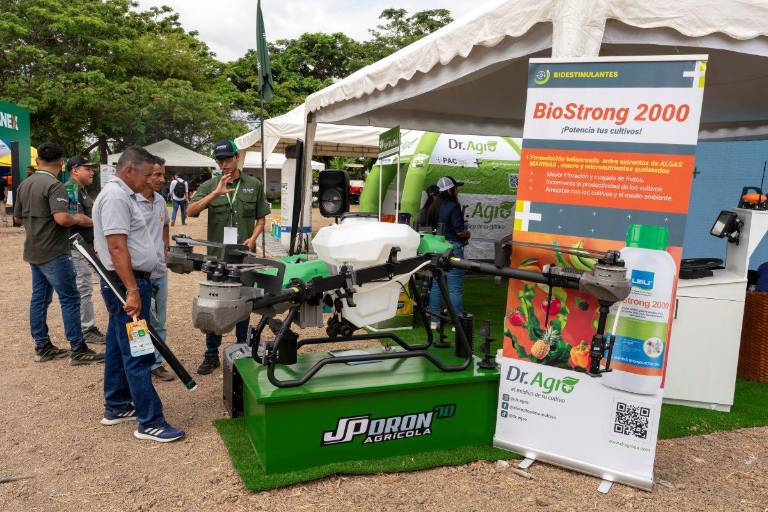 $!En el evento también se exhiben maquinaria, drones y otros artículos necesarios para el sector.