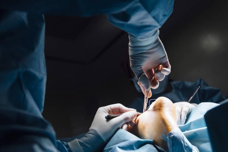 $!Fiscalía formula cargos contra médico por presuntamente provocar lesiones a una niña con escoliosis.