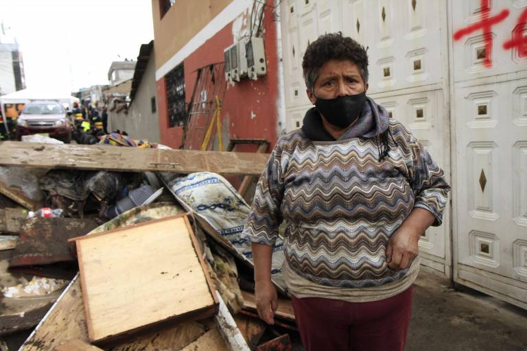 $!María Luisa miraba con desolación los cosas que el lodo dejó enterrado.