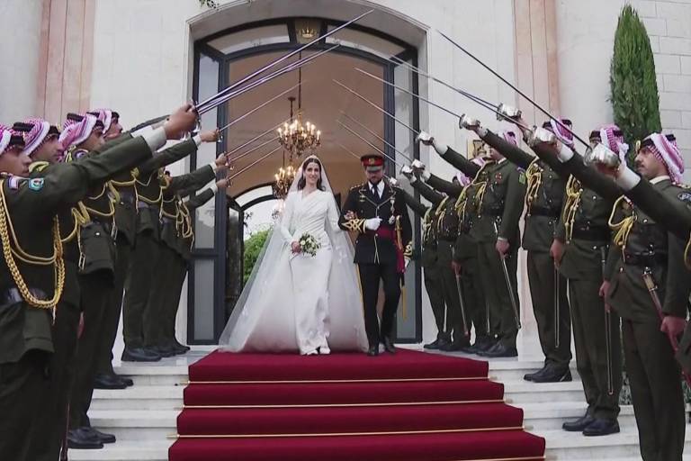 $!Foto de la salida de la ceremonia de matrimonio del príncipe jordano y de su esposa. Foto: Jordian Royal Palace/ AFP