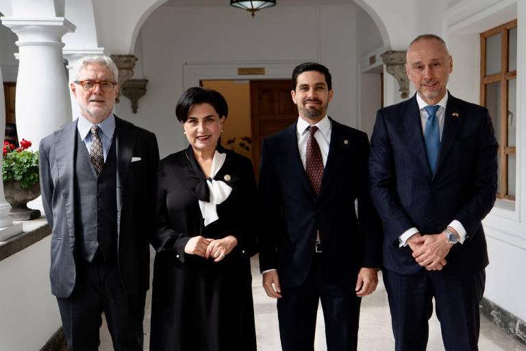 $!La fotografía muestra, de izquierda a derecha, al Procurador Nacional Antimafia de Italia, Giovanni Melillo, a la canciller ecuatoriana Gabriela Sommerfeld, al magistrado antimafia, Paolo Di Sciuva, y al embajador italiano, Giovanni Davoli.