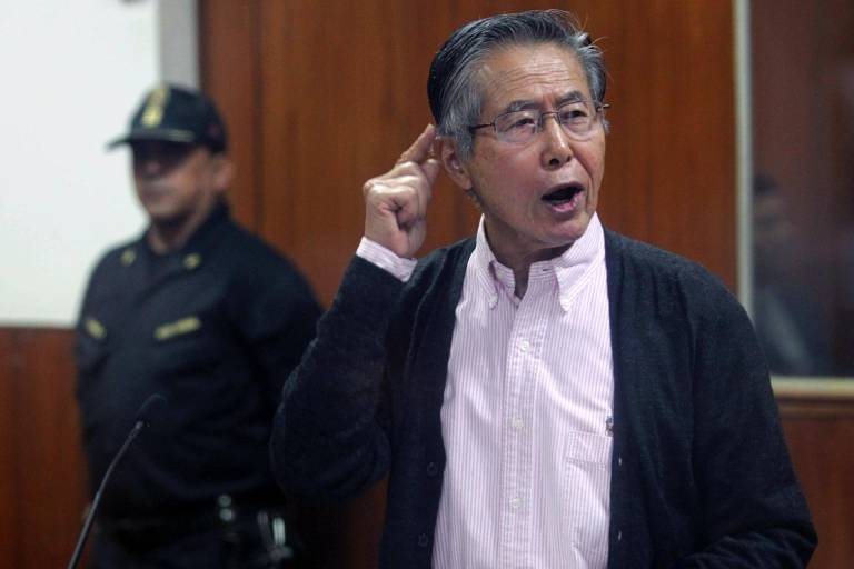$!Fotografía de archivo fechada el 15 de mayo del 2016 que muestra al expresidente peruano Alberto Fujimori durante una audiencia en Lima (Perú).