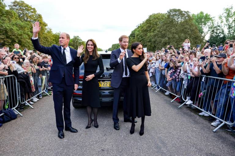 $!El príncipe Guillermo, príncipe de Gales; la princesa Catalina de Gales; el príncipe Harry, duque de Sussex y Meghan, duquesa de Sussex saludan a la multitud de simpatizantes en la caminata larga en el Castillo de Windsor, dos días después de la muerte de la reina Isabel II.