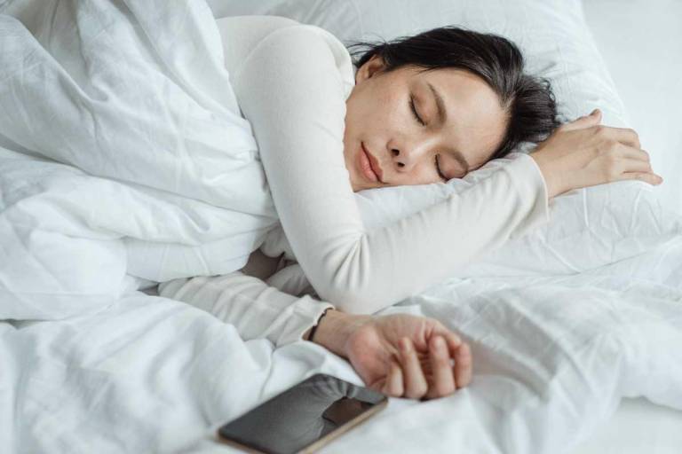 $!Descansa por la noche y evita usar los dispositivos electrónicos antes de dormir.